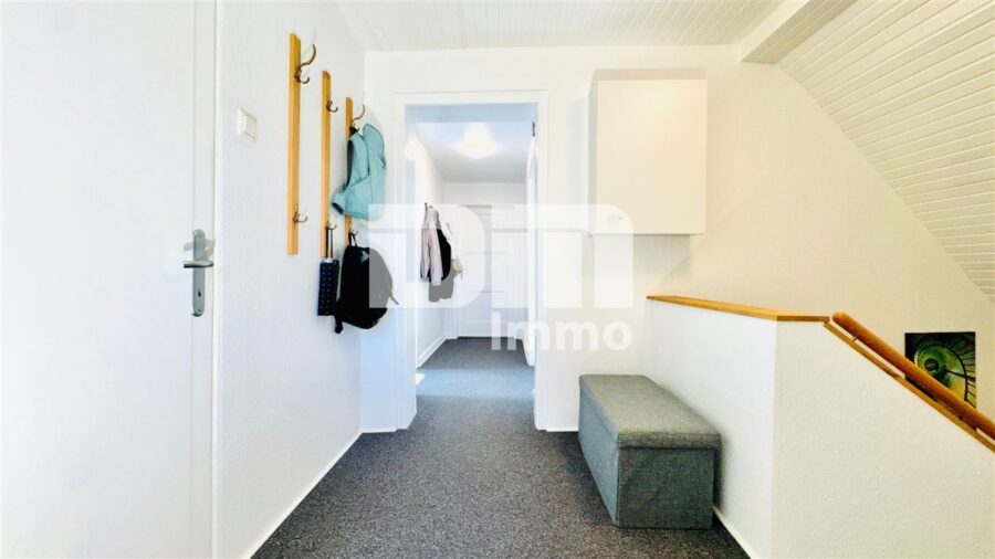 Modernisiertes Ein- bis Zweifamilienhaus mit Maisonettebereich in Traumlage - DG Flur / Diele / Treppenaufgang